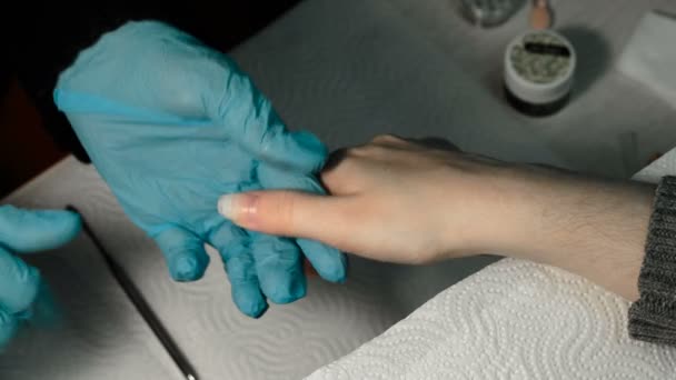 Salão de beleza. Manicure remover esmalte antigo com um cliente — Vídeo de Stock