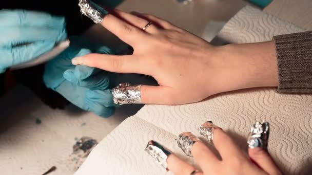 Salón de uñas. Manicura quitar esmalte de uñas viejo con un cliente — Vídeos de Stock