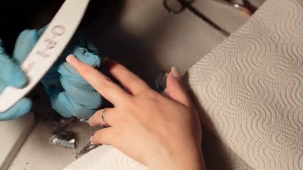 Salón de uñas. Manicura quitar esmalte de uñas viejo con un cliente — Vídeo de stock