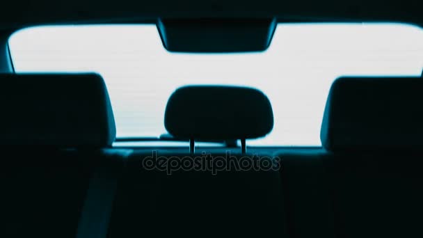 Conducir un coche en la vista de la ventana trasera timelapse video — Vídeos de Stock