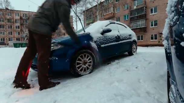 Sopa snö från bilen i vinter tid förfaller video — Stockvideo