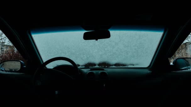 El parabrisas del coche se descongeló. Nieve descongelándose en un parabrisas de un coche — Vídeos de Stock