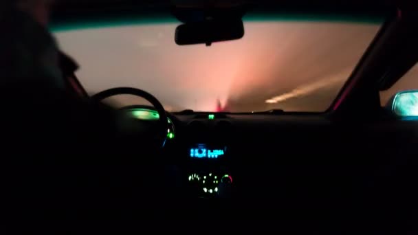Водіння автомобіля на зимовій дорозі — стокове відео