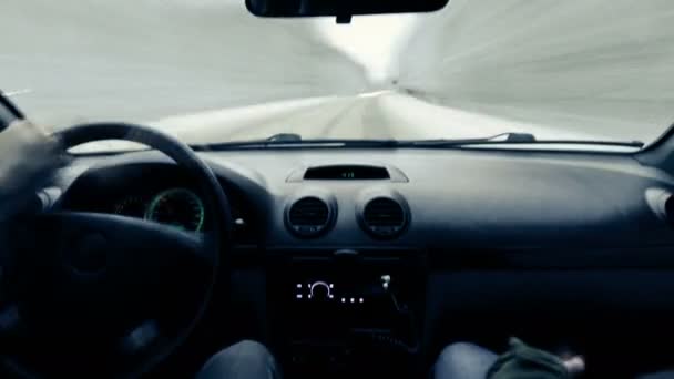 Dirigindo um carro no inverno estrada tempo lapso de vídeo — Vídeo de Stock