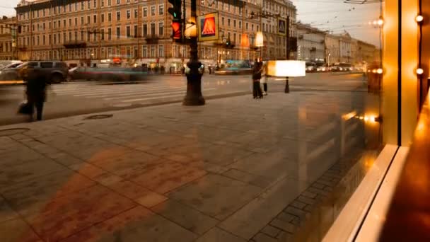 SAINT-PETERSBURG, RÚSSIA - NOVEMBRO 21, 2016: São Petersburgo, Nevsky Vista prospectiva da janela do café — Vídeo de Stock