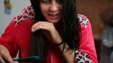 esmer kadın duştan sonra onun saç tarama