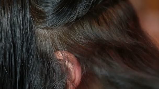 Сушка и расчесывание волос крупным планом — стоковое видео