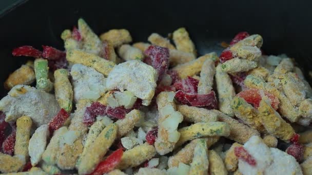 Chakhokhbili με φασόλια κατεψυγμένα έτοιμα προϊόντα μαγειρικής σε ένα τηγάνι closeup — Αρχείο Βίντεο