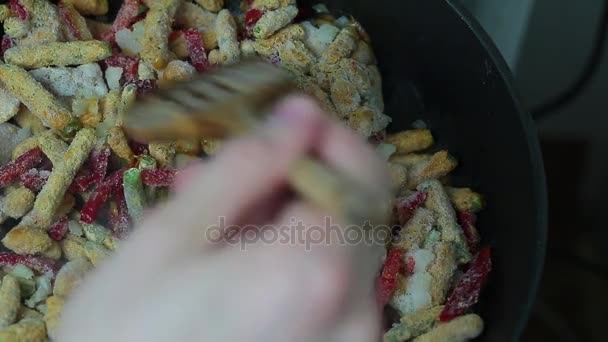 Chakhokhbili με φασόλια κατεψυγμένα έτοιμα προϊόντα μαγειρικής σε ένα τηγάνι closeup — Αρχείο Βίντεο