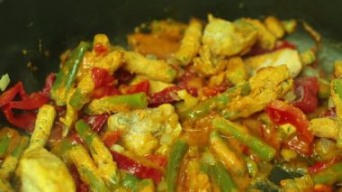 chakhokhbili bir pan closeup yemek fasulye ile