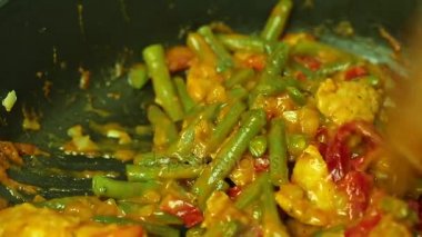 chakhokhbili bir pan closeup yemek fasulye ile