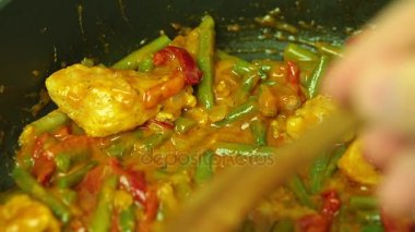 chakhokhbili bir pan closeup yemek fasulye ile