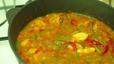 chakhokhbili bir pan closeup yemek fasulye ile