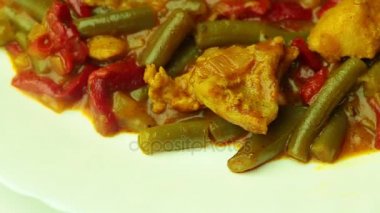 chakhokhbili fasulye ile bir tabak yakın çekim yavaş yavaş döner. Gürcü çanak.