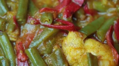 chakhokhbili fasulye ile yavaş yavaş bir plaka yakın çekim döner