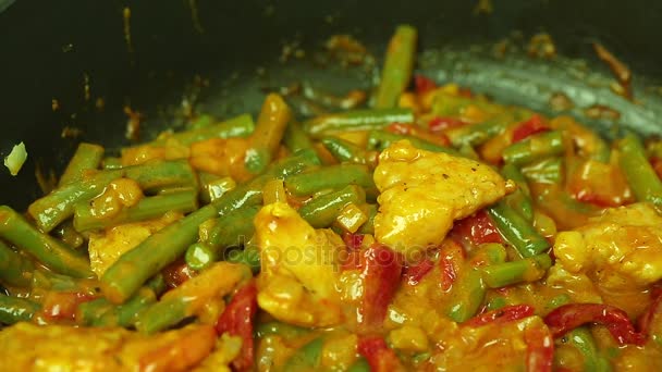 Chakhokhbili con frijoles cocinando en una sartén de primer plano — Vídeos de Stock