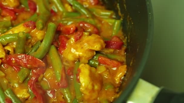 Chakhokhbili με φασόλια μαγειρική σε ένα τηγάνι closeup — Αρχείο Βίντεο