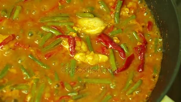 Chakhokhbili με φασόλια μαγειρική σε ένα τηγάνι closeup — Αρχείο Βίντεο