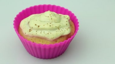 Cupcake beyaz arka plan portre üzerinde ev