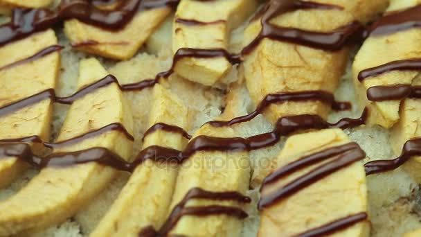 Торт з яблуками під шоколадом крупним планом — стокове відео