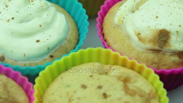 Cupcakes casa gira lentamente em um fundo branco close-up . — Vídeo de Stock