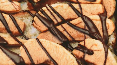 Çikolata closeup altında elmalı kek.