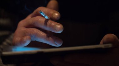 Yaşlı bir adam elinde tablet bilgisayar