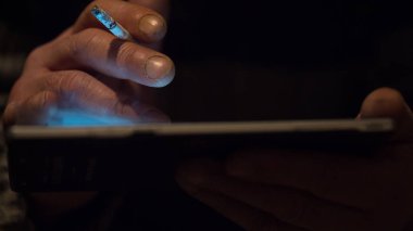 Yaşlı bir adam elinde tablet bilgisayar