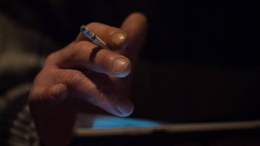 Yaşlı bir adam elinde tablet bilgisayar