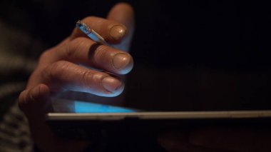 Yaşlı bir adam elinde tablet bilgisayar