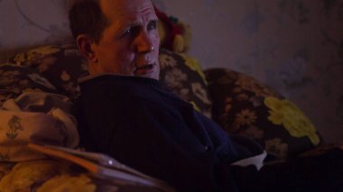 TV izlerken, yakın çekim konuşan adam