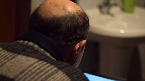 Υπολογιστή tablet στα χέρια του ένα ηλικιωμένο άτομο — Φωτογραφία Αρχείου