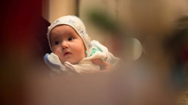 Pequeno bebê com sua avó de joelhos — Fotografia de Stock