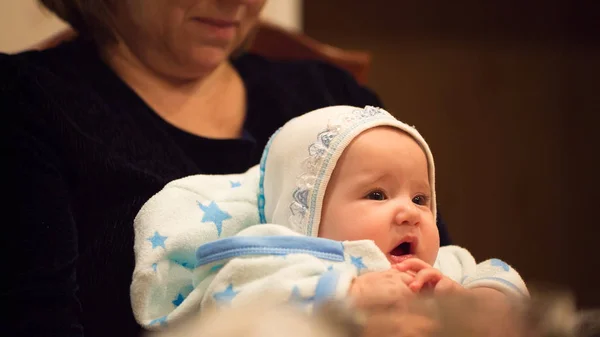 Dizlerinin üzerinde onun büyükannesi ile küçük bebek — Stok fotoğraf