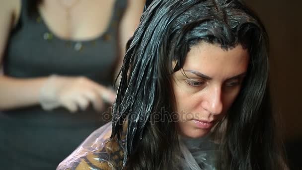 Mulheres cabelo tingimento — Vídeo de Stock