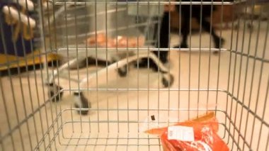 süpermarket arabası hareket.