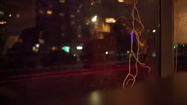 Reflexión en el vaso del restaurante por la noche . — Vídeo de stock