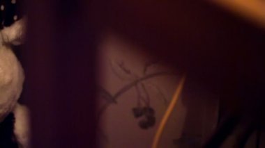 çocuk oyuncak ayı karanlık çocuk odasında