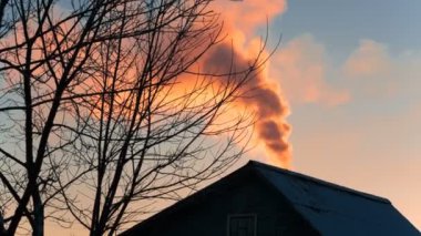 gün batımı evinde baca kalın duman bulutları