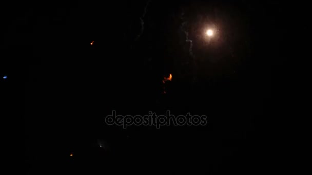 Feux d'artifice lumineux dans le ciel nocturne lors d'une chute de neige 