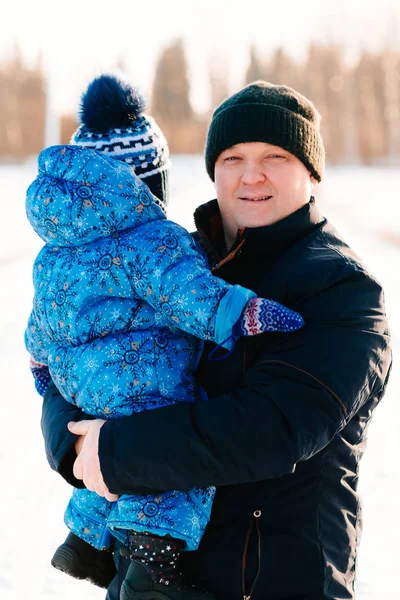 Father with her baby in  arms in the winter — Stock Photo, Image