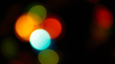 Siyah bir arka plan üzerinde renkli yumuşak bokeh