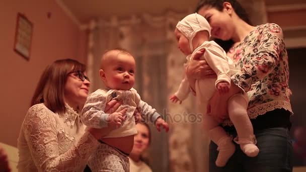 Babys in den Armen ihrer Mütter. — Stockvideo