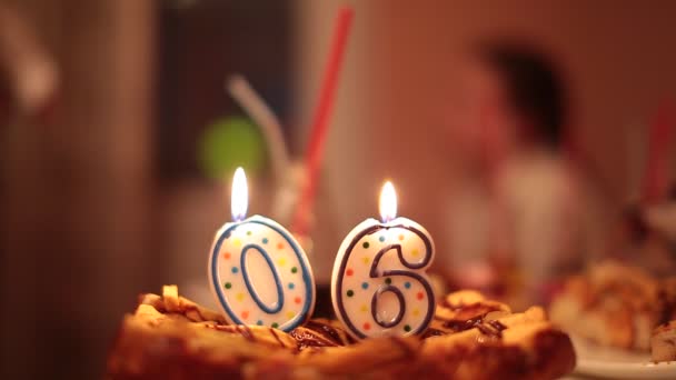 Números de velas en el primer plano pastel . — Vídeos de Stock