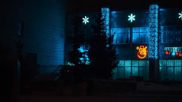 Weihnachtsbeleuchtung an einer Hausfassade — Stockfoto