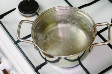 yakın çekim pan kaynar su gaz sobası.