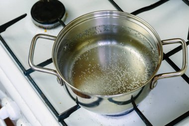 yakın çekim pan kaynar su gaz sobası.