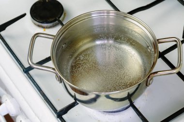 yakın çekim pan kaynar su gaz sobası.