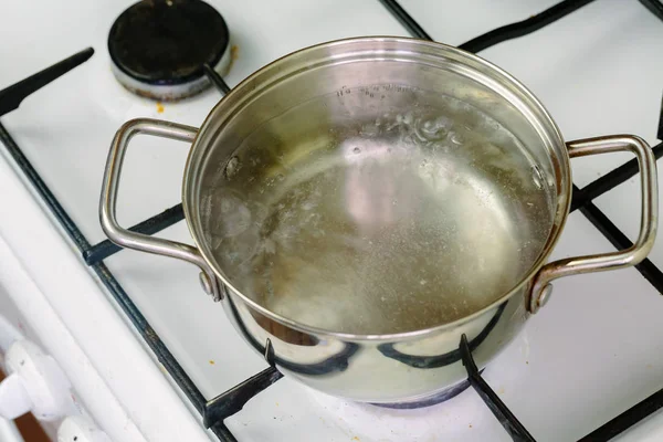 Pan of boiling water on the gas stove close-up. — Stock Photo, Image