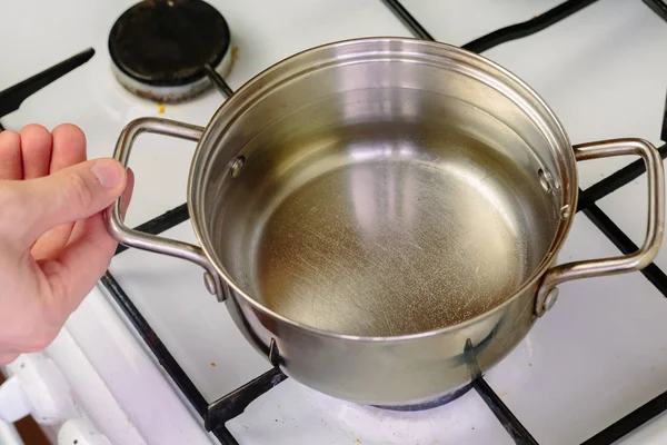 Kastrull med kokande vatten på gas spis närbild. — Stockfoto